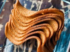 Ресторанные гренки с паприкой: Ресторанные гренки с сыром